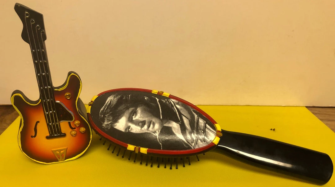 Betty Superstore Elvis Guitar Stand And Hair Brush Retired Bathroom 2 Betty Superstore Elvis Guitar Stand And Hair Brush Retired Bathroom